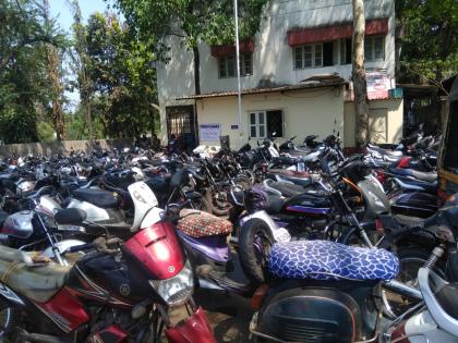 Corona in kolhapur: Two-wheeler seized by unidentified robbers on the road | CoronaVirus Lockdown : रस्त्यावर बिनकामी फिरणाऱ्यांकडून २० दुचाकी जप्त