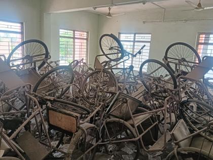 Materials of four thousand disabled beneficiaries lying around in Kolhapur district | असा हा कारभार, दिव्यांग साहित्याचे झाले ‘भंगार’; कोल्हापूर जिल्ह्यात चार हजार लाभार्थ्यांचे साहित्य पडून Materials of four thousand disabled beneficiaries lying around in Kolhapur district | असा हा कारभार, दिव्यांग साहित्याचे झाले ‘भंगार’; कोल्हापूर जिल्ह्यात चार हजार लाभार्थ्यांचे साहित्य पडून