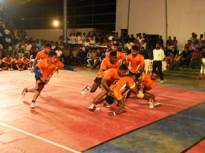 Four teams, including Shivaji University, Aurangabad University, are in the next round; Chain Round Tournament From Today |  मुंबई, शिवाजी विद्यापीठाची बाजी -पश्चिम विभागीय कबड्डी स्पर्धा; आज समारोप