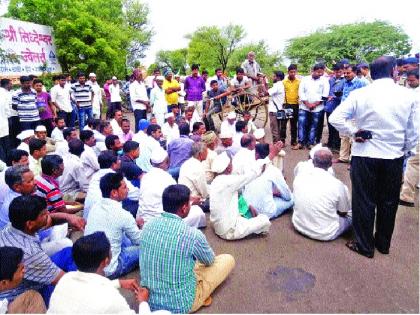 Stop the road in Khujgaon | खुजगावमध्ये रास्ता रोको--चारा छावणीची मागणी