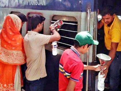 'Matka-Cola', which supplies water to every bogie in Gondia railway station | गोंदिया रेल्वेस्थानकात प्रत्येक बोगीतील प्रवाशांना पाणी पुरवणारा ‘मटका कोला’