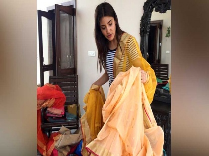 Sui Dhaga Actress Anushka Sharma bought More than 35 sarees from Chanderi | म्हणून अनुष्का शर्मा साड्यांच्या प्रेमात, एकाच वेळी ३५ साड्यांची केली खरेदी!