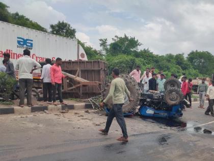 Aurangabad Accident: The loaded tractor hit the divider and overturned; One killed, two injured | Aurangabad Accident: भरधाव ट्रॅक्टर दुभाजकावर धडकून उलटला; एक ठार, दोघे जखमी