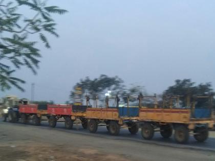 Satara: Four tractors in one tractor! Pictures in the picture: Demands for the appointment of traffic police | सातारा : एका ट्रॅक्टरला चार-चार ट्रॉल्या ! आदर्कीतील चित्र : वाहतूक पोलिसांच्या नेमणुकीची मागणी