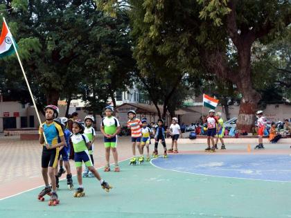 One hour skating done by children on patriotic songs | देशभक्ती गीतांवर बालकांनी केले एक तास स्केटिंग