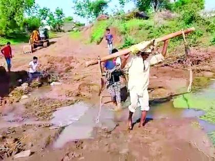 Pandan carried the bridge over the road | पांदण रस्त्यावरील पूल गेला वाहून Pandan carried the bridge over the road | पांदण रस्त्यावरील पूल गेला वाहून