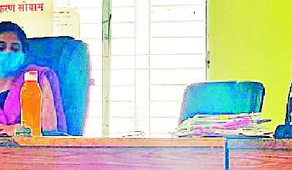 A keen eye on up-and-down employees | अप-डाऊन करणाऱ्या कर्मचाऱ्यांवर करडी नजर A keen eye on up-and-down employees | अप-डाऊन करणाऱ्या कर्मचाऱ्यांवर करडी नजर