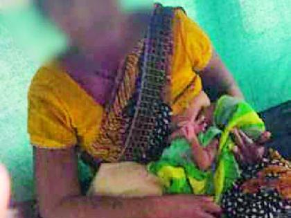 A drunken woman wandering around with her baby | मद्यधुंद महिलेची तान्हुल्याला घेऊन भटकंती A drunken woman wandering around with her baby | मद्यधुंद महिलेची तान्हुल्याला घेऊन भटकंती