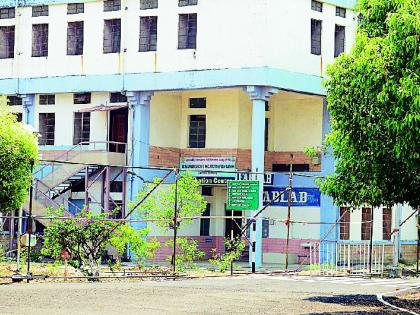 The university lab premises were surrounded by barricades | विद्यापीठ लॅब परिसराला बॅरिकेडने वेढले