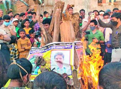 Vinod Shivkumar Bala, burning of Reddy's poster | विनोद शिवकुमार बाला, रेड्डींच्या पोस्टरचे दहन