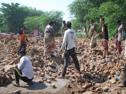 Enraged by the encroachment on the road overnight | अतिक्रमणधारक रात्रभर रस्त्यावर मुक्कामी