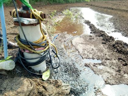 Oh oh! The water is running off the borewell! | अहो आश्चर्यम ! बंद बोअरवेलमधून चालू आहे पाणी!