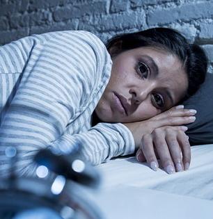 काही केल्या रात्री शांत झोपच येत नाही, ५ गोष्टी- पडल्या पडल्या लागेल शांत-गाढ झोप...