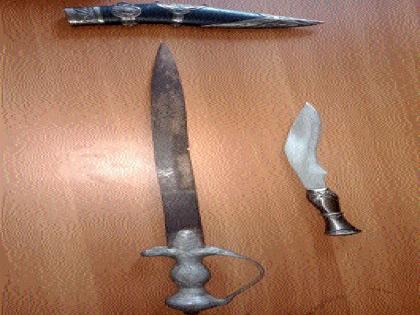 Geckoite cookery, sword seized; The possession of two striking criminals | गेवराईत कुकरी, तलवार जप्त; दोन अट्टल गुन्हेगार ताब्यात