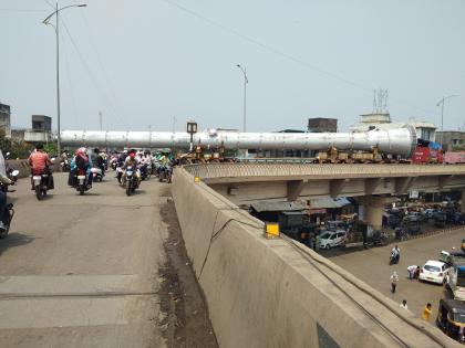 Heavy transport of boiler columns of Bharat Petroleum stuck on Bhiwandi flyover | भिवंडीतील उड्डाणपुलावर अडकले भारत पेट्रोलियमचा बॉयलर कॉलमचे अवजड वहान