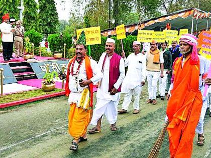 Saint Gadgebaba and Vasudeva gave message of cleanliness | संत गाडगेबाबा व वासुदेवांनी दिला स्वच्छतेचा संदेश