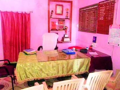 Workers along with BDs to the Board of Gram Panchayat Samiti | बीडीओंसह कर्मचाऱ्यांची तुमसर पंचायत समिती कार्यालयाला दांडी Workers along with BDs to the Board of Gram Panchayat Samiti | बीडीओंसह कर्मचाऱ्यांची तुमसर पंचायत समिती कार्यालयाला दांडी