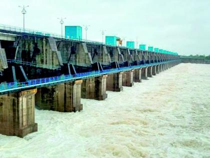 Millions of liters of water are consumed daily by the Gosekhurd | गोसेतून दररोज लाखो लिटर पाण्याचा विसर्ग