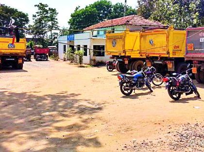 Four trucks, JCB seized from the sandwiched | रेतीघाटाहून चार ट्रक, जेसीबी जप्त Four trucks, JCB seized from the sandwiched | रेतीघाटाहून चार ट्रक, जेसीबी जप्त