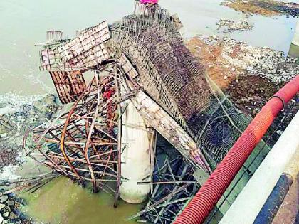 The pillar of the bridge under construction on Waingange collapsed | वैनगंगेवरील निर्माणाधीन पुलाचा पिलर कोसळला