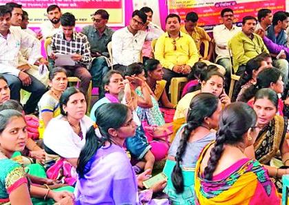 Holding of computer operators before the Bhandara Panchayat Committee | भंडारा पंचायत समितीसमोर संगणक परिचालकांचे धरणे