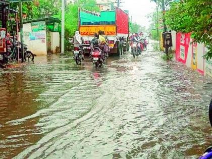 Rain with hail in the district; Rabi hit the crop | जिल्ह्यात गारपिटीसह पाऊस; रबी पिकाला फटका