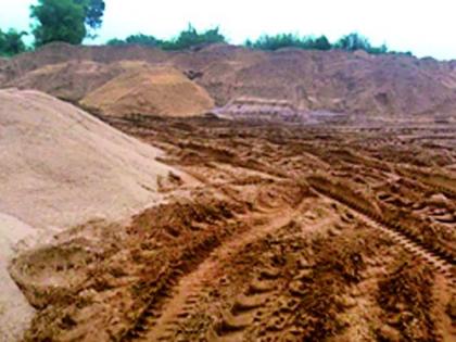 Sand dunes near the road | रस्त्याच्या कडेला रेतीचे ढिगारे