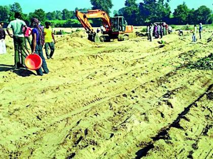 Pokaland sand mining in Ghanod Ghat | घानोड घाटात पोकलँडने रेतीचे खनन