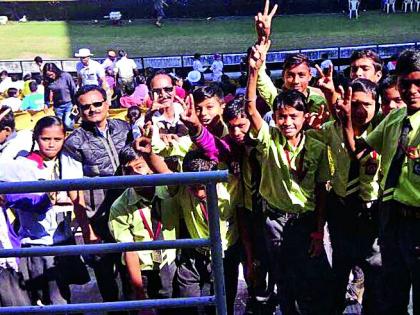 Students see international cricket match | विद्यार्थ्यांनी बघितला आंतरराष्ट्रीय क्रिकेट सामना