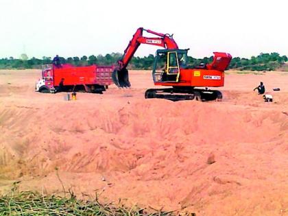 Sausage pond from the Shree river basin | आवळी नदीपात्रातून रेतीचा उपसा