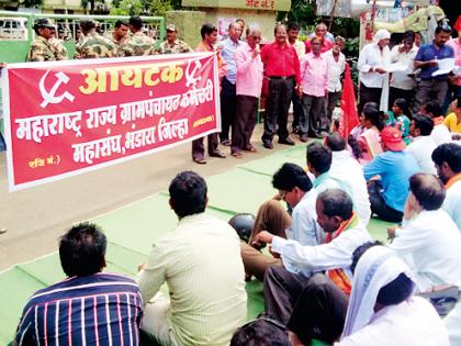 Front of Gram Panchayat Employees on Zilla Parishad | जिल्हा परिषदेवर ग्रामपंचायत कर्मचाºयांचा मोर्चा