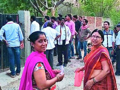 Hundreds of voters cast their votes due to timeliness of time | वेळेच्या संभ्रमामुळे शेकडो मतदार मुकले मतदानाला