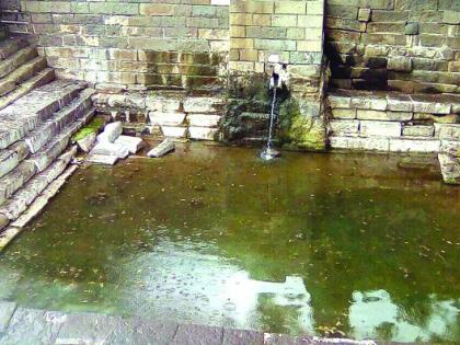 Water to the Papareshwar stream of Lonar lake | लोणार सरोवरातील पापहरेश्वर धारेला पाच वर्षानंतर पाणी