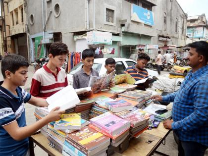 Tomorrow's collectors happen in the old book market in Solapur | सोलापुरातील जुन्या पुस्तकाच्या बाजारात घडतात उद्याचे कलेक्टर