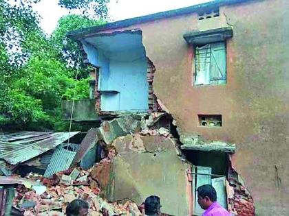 Ballarpur WCL's quarters collapsed | बल्लारपूर वेकोलिचे क्वॉर्टर कोसळले