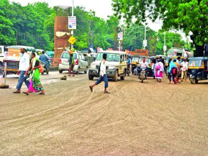 The roads become slippery in Akola; drive safely! | रस्ते झाले निसरडे; अकोलेकरांनो जपून वाहने चालवा!