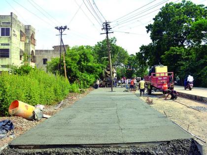 Construction of Government Gardens to Kholeshwar Road; Electrical poles in the middle of the road | सरकारी बगिचा ते खोलेश्वर रस्त्याचे निर्माण; रस्त्याच्या मधोमध विद्युत खांब कायम