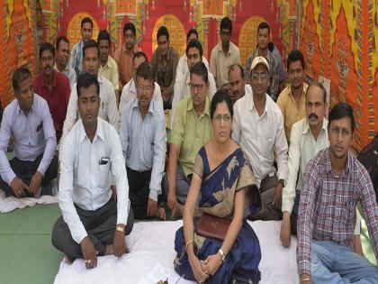 Zilla Parishad members fasting to honor the employees of Jalgaon | जळगावात कर्मचाऱ्यांच्या मानधनासाठी जिल्हा परिषद सदस्यांचे उपोषण