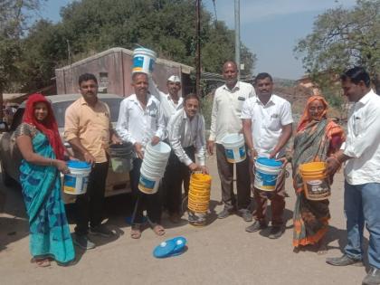  Distribution of dustbin to the villagers of Dhamangaon | धामणगावच्या ग्रामस्थांना डस्टबीनचे वाटप