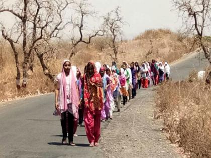 Front of the Boradi tribal girls angry | बोराडीच्या आदिवासी संतप्त मुलींचा भर उन्हात पायी मोर्चा 