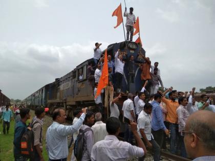 Rail Roko protest in Dhule for demand of reservation | आरक्षणाच्या मागणीसाठी धुळ्यात रेल रोको आंदोलन