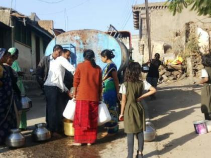 Water supply through tanker at Vajangaon | वाजगाव येथे टँकरद्वारे पाणीपुरवठा