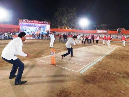 MP Srikanth Shindanei looted batting at Copper Cricket tournament | कोपरच्या क्रिकेट स्पर्धेत खासदार श्रीकांत शिंदेंनीही लुटला फलंदाजीचा आनंद