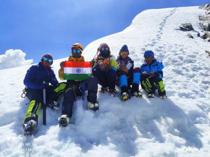 Mountaineer Girl of Vasai reached Chandrabhaga peak at Himachal, After 20 hours of untiring efforts | वसईच्या गिरीकन्या पोहचल्या चंद्रभागा शिखरावर; २० तासांच्या अथक प्रयत्नानंतर मोहीम यशस्वी