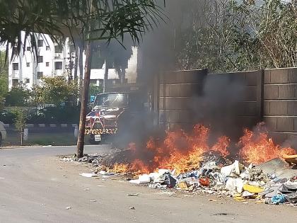 Fire hazard due to burning of garage waste | गॅरेजचा कचरा  पेटविल्याने आगीचा धोका