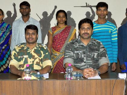 Surrender of five Naxalites with platoon commander Sanu and Rupi | प्लाटून कमांडर सैनू व रूपीसह पाच नक्षलवाद्यांचे आत्मसमर्पण