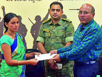 Delivery of help to martyr families | शहीद कुटुंबांना मदतीचे वितरण