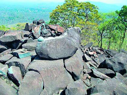 Bajagad devotees coming out of different types of voices attraction | विविध प्रकारचे स्वर निघणाऱ्या बाजागडचे भाविकांना आकर्षण