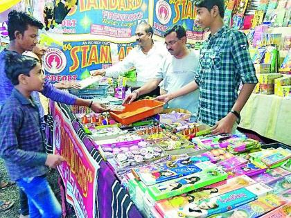 Chinese fireworks beside Gadchiroli market | गडचिरोलीच्या मार्केटची चिनी फटाक्यांना बगल Chinese fireworks beside Gadchiroli market | गडचिरोलीच्या मार्केटची चिनी फटाक्यांना बगल