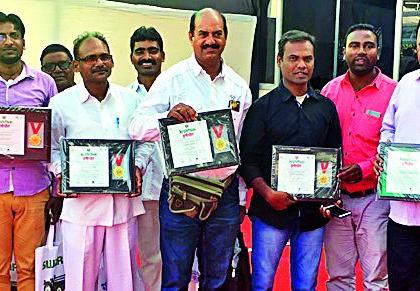 Gadchiroli farmers felicitate Nashik Agriculture Exhibition | नाशिकच्या कृषी प्रदर्शनात गडचिरोलीतील शेतकऱ्यांचा सत्कार